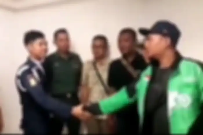 Security Kota Kasablanka dan perwakilan Gojek dipertemukan polisi dan TNI untuk meminta maaf.
