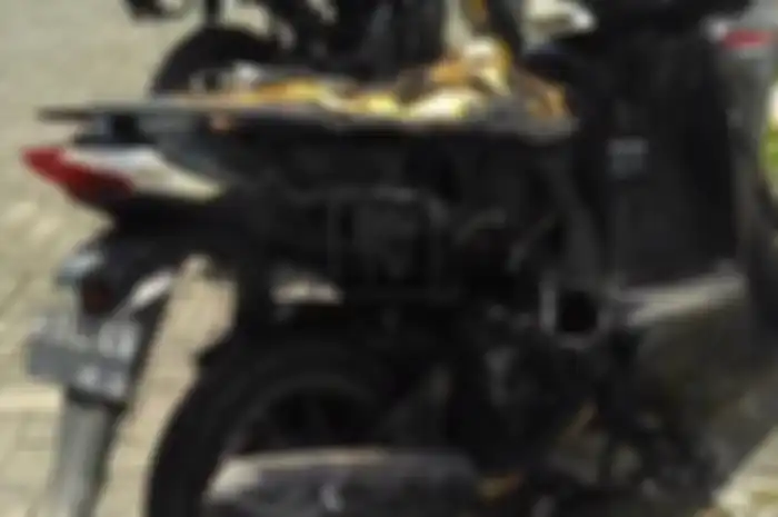 Honda Vario jadi korban teror kain api