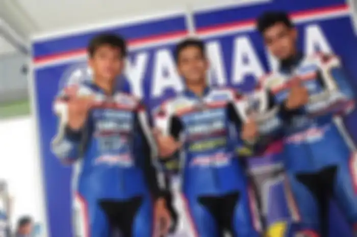 Galang Hendra Pratama (tengah) diapit M Zaki (kiri) dan Rusman Fadhil (kanan) saat bersama di TJM Racing