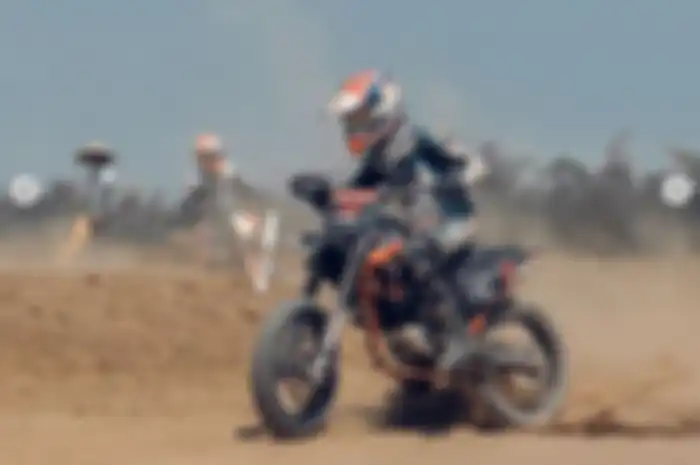 M Zaki menunggangi motor Supermoto