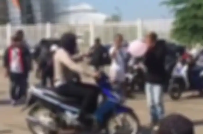 Polisi beratraksi naik Yamaha Nouvo Z