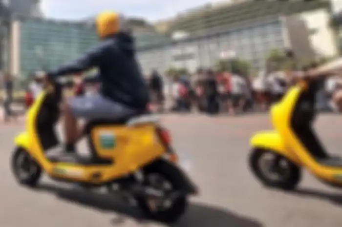 Warga mengendarai Migo e-Bike saat Car Free Day di Bundaran HI, Jakarta Pusat, Minggu, (30/12/2018) lalu. Menurut pihak Migo ini tak boleh.  