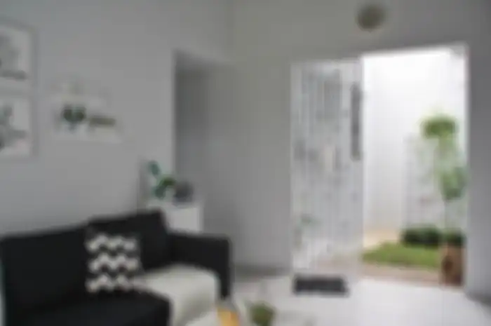 Rumah mungil ini didesain dengan konsep monokrom minimalis.