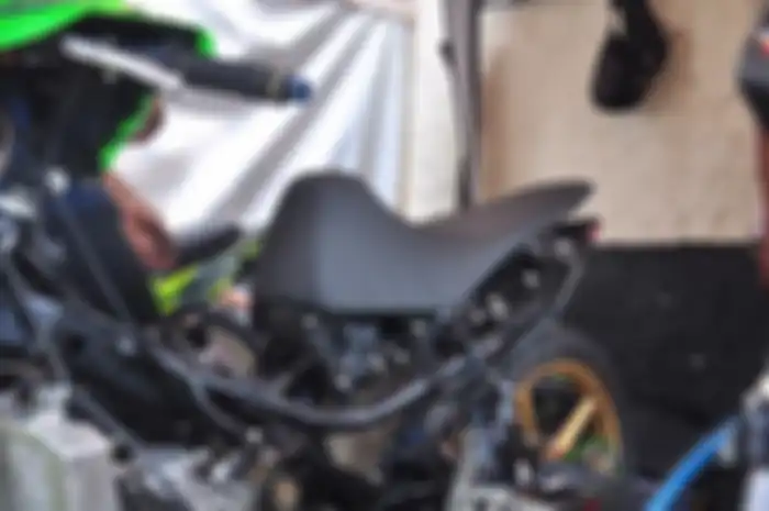 Jok motor berpunuk jadi trik pembalap motor batangan tetap dapat feeling di motor bebek