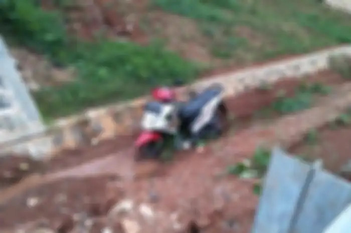 Saat polisi Polres Tangerang Selatan menggelar razia aksi balap liar di ruas Tol Serpong-Pondok Aren membuat penonton dan pembalap liar motor melarikan diri. Bahkan ada sepeda motor yang ditinggalkan di parit sisi jalan tol.&nbsp; 
