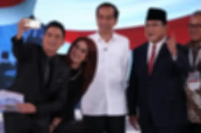 Calon Presiden Nomor Urut 1, Joko Widodo dan no urut 2, Prabowo Subianto berforto bersama usai Debat Kedua Calon Presiden, Pemilihan Umum 2019 di Hotel Sultan, Jakarta, Minggu (17/2/2019).