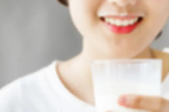 Tidak hanya teh manis, jenis minuman berikut ini juga tidak boleh diminum bersamaan dengan obat. Ini penjelasannya.