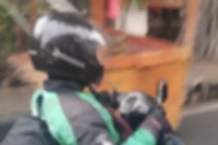 Pengendara ojol riding dengan gaya yang aneh