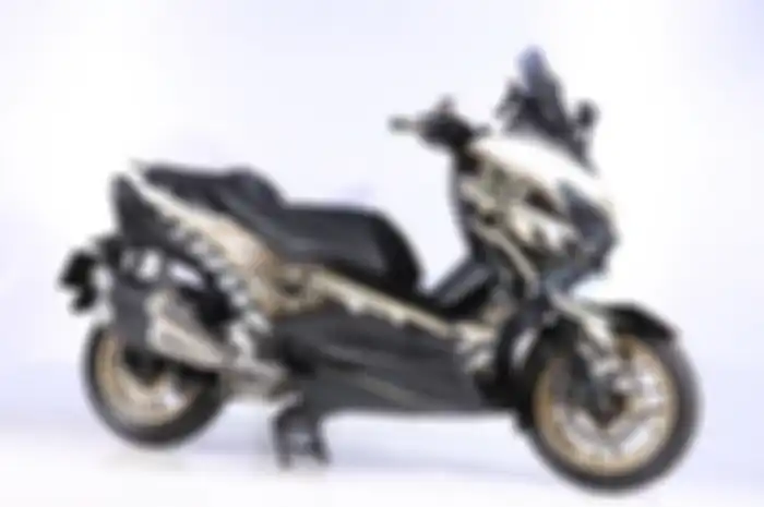 Modifikasi Yamaha XMAX 250 Bermotif Helm Arai TT Isle of Man