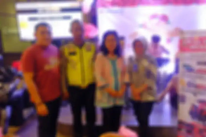 Adm. &amp; Finance Region Head Astra Motor Yogyakarta I Nyoman Sukadana bersama perwakilan dari kepolisian, notaris, dan dinas sosial menjadi saksi dalam pengundian tahap pertama program Awal Tahun Meriah di House of Balcony Ambarrukmo Plaza Yogyakarta (14/2).