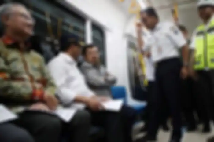 Wakil Presiden Jusuf Kalla berbincang dengan Gubernur DKI Jakarta Anies Baswedan, Menteri Perhubungan Budi Karya Sumadi, Direktur Utama MRT William P Sabandar saat menjajal kereta Moda Raya Terpada (MRT) di Jakarta, Rabu (20/2/2019). Jusuf Kalla dan rombongan melakukan perjalanan pergi pulang dari S