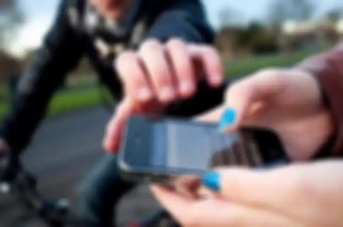 ilustrasi jambret handphone