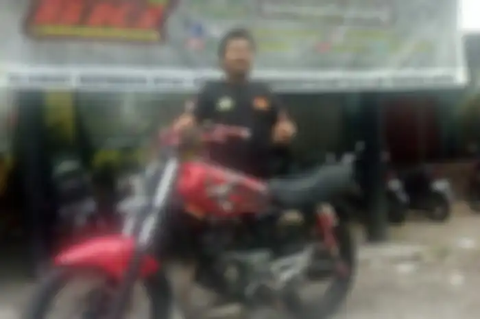 Erik Tanjung, Pemilik Bengkel dan Toko Spare Part Bursa Karbu Jogja (BKJ) saat berfoto bersama motor koleksinya yang tak mau dilepas meski sempat ditawar Rp 50 Juta oleh kolektor.&nbsp; 