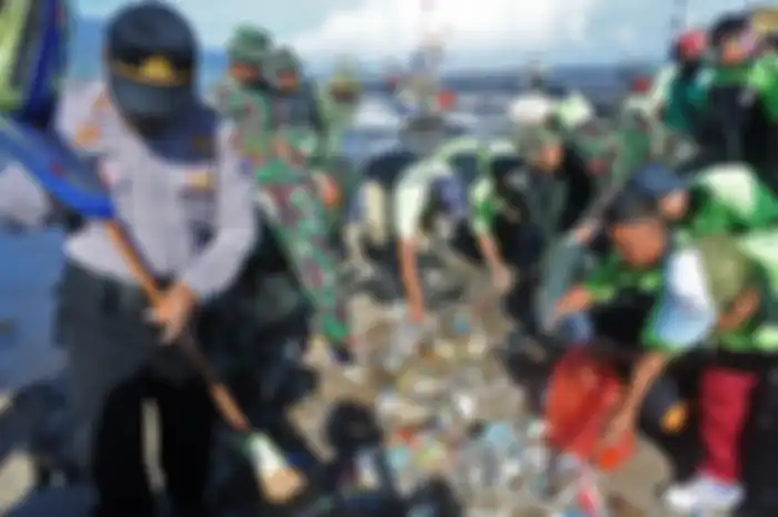 Sejumlah elemen masyarakat melakukan kerja bakti membersihkan pantai di Hari Peduli Sampah Nasional di Pantai Panarukan, Situbondo, Jawa Timur, Kamis (21/2/2019). Ribuan warga yang terdiri dari TNI, Polri, Pemerintah Kabupaten Situbondo, dan masyarakat membersihkan pantai agar lingkungan bersih.