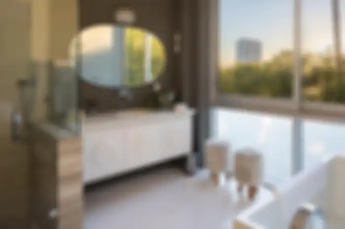 Ventilasi kamar mandi jangan jadi satu dengan ventilasi kamar tidur.