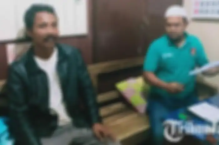 Derret (38), warga Desa Katol Barat Kecamatan Geger (kiri) menjalani pemeriksaan di Mapolsek Geger atas kepemilikan sajam jenis celurit, Jumat (22/2/2019)&nbsp;