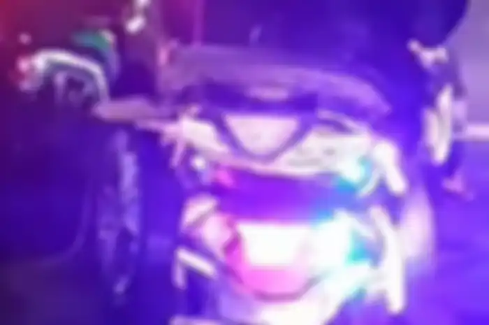 Pemotor ganti lampu sein berwarna biru