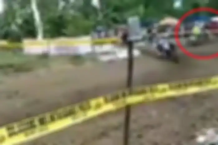 Pembalap grasstrack terlempar keluar jalur karena gagal berbelok