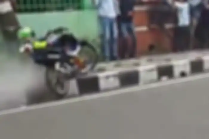 Pembalap hampir menabrak penonton karena tidak ada barikade pagar pengaman