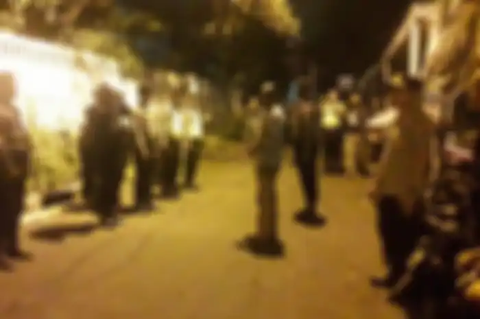 Polisi saat berjaga di sekitar lokasi bentrokan, Minggu (24/2/2019)&nbsp; 