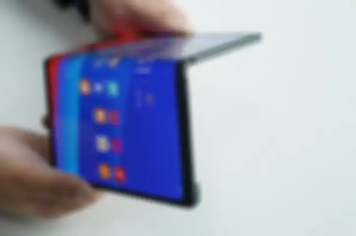 Oppo perlihatkan prototype smartphone lipat miliknya.