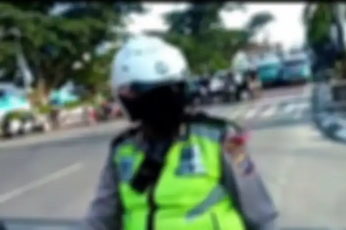 Polisi ditegur warga karena melanggar peraturan