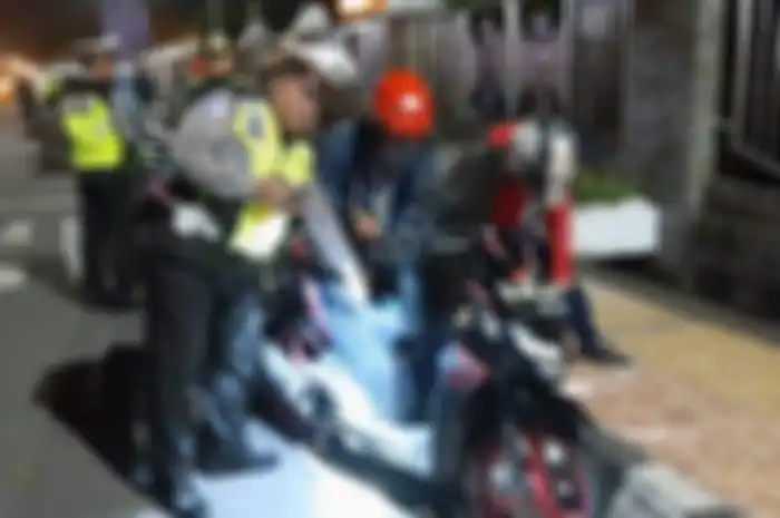 Polisi memeriksa kendaraan pengendara dalam operasi di Tondano, Sabtu (23/2/2019) malam.&nbsp;
