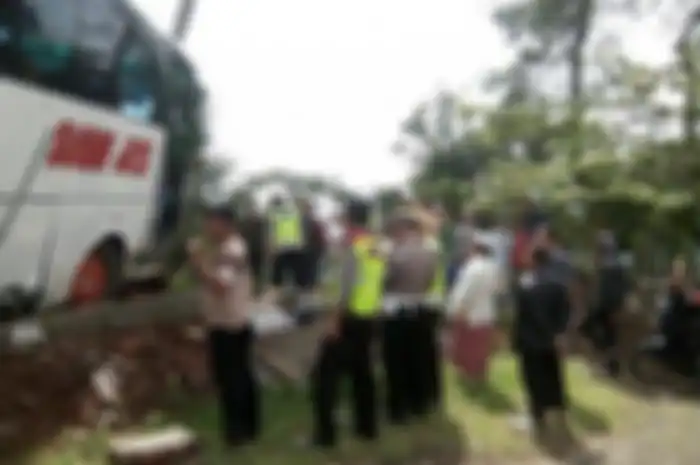 Kecelakaan bus dengan motor dan mobil di Puncak Bogor