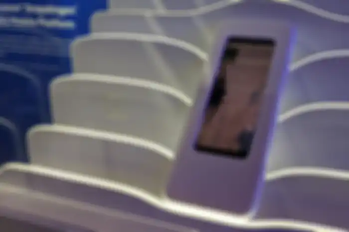 Terbungkus di dalam kotak kaca dan casing plastik, OnePlus perlihatkan prototype smartphone 5G di MWC 2019.