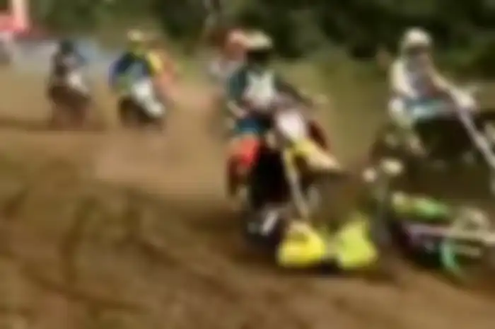 Kejamnya tikungan pertama, membuat salah satu pembalap grasstrack ini tidak bisa menghindar dan terlindas