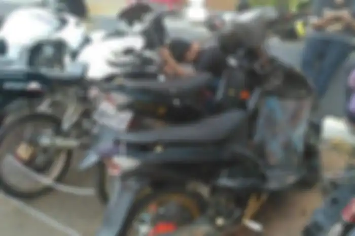 Idung dan kawannya selepas memodifikasi motornya ke settingan standard di Mapolres Tangsel, Selasa (26/2/2019).&nbsp; 