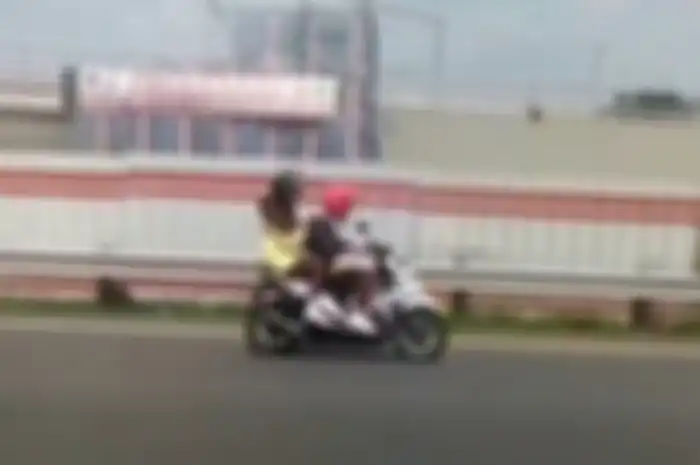 Pemotor memasuki jalan tol Jagorawi Selasa (26/2/2019), wacana motor boleh lewat jalan tol makin ramai diperbincangkan