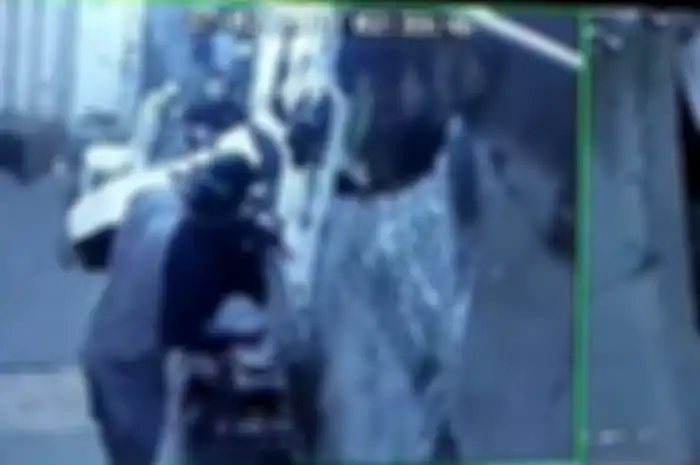 Seorang maling sepeda motor terpantau CCTV sedang melakukan aksinya di Jakarta Timur