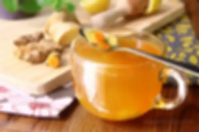 Agar penurunan berat badan menjadi pengalaman yang lebih menyenangkan, Anda harus mencoba teh jahe dan kunyit yang lezat.