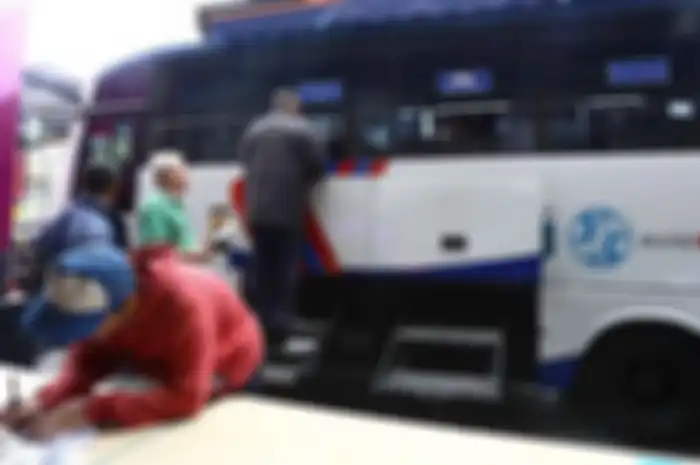 Warga antre menunggu giliran perpanjangan sim keliling di halaman LTC Glodok, Taman Sari, Jakarta Barat. LTC Glodok bekerjasama dengan Polda Metro Jaya mengadakan pelayanan perpanjangan SIM dan STNK bagi warga Jakarta, sekaligus bisa sambil berbelanja.&nbsp;