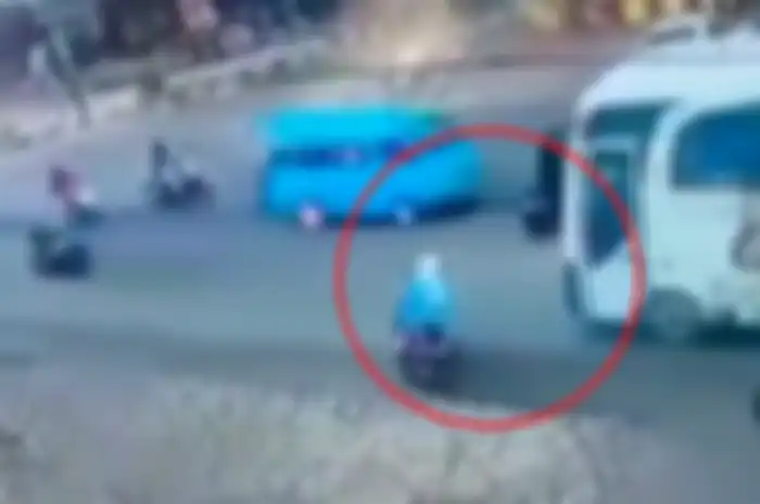 Pemotor wanita yang berboncengan ditabrak bus