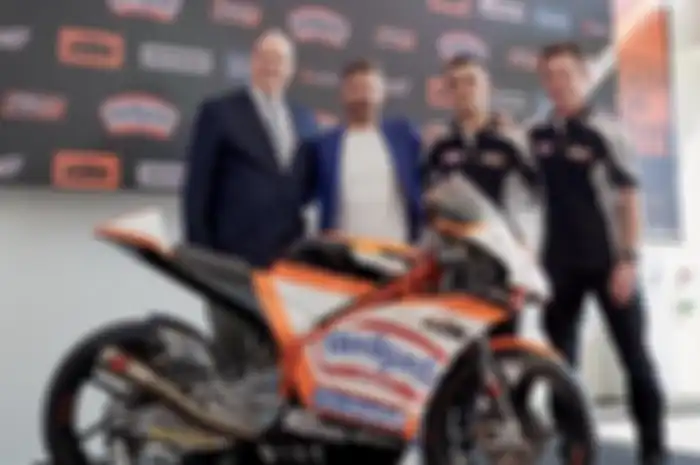 Max Biaggi (kedua dari kiri) jadi komandan tim Max Racing di Moto3 dengan Aaron Canet (ketiga dari kiri)