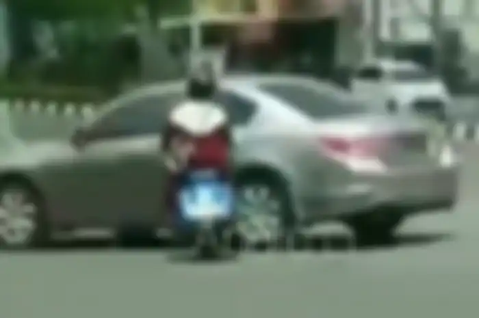 Pemotor Vespa 2-tak ditabrak Honda Accord