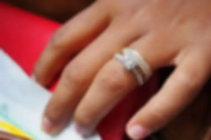Ilustrasi cincin berlian di pasar loak