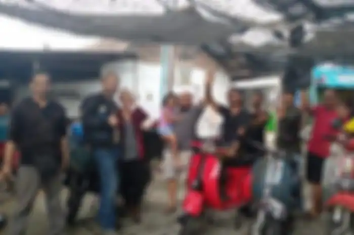 Bule Ukraina turing antar negara naik Vespa