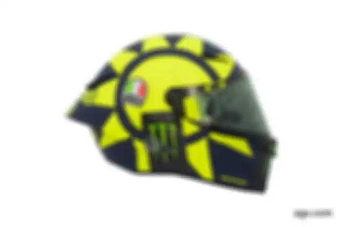 Desain helm Valentino Rossi AGV Pista GP R tahun ini sama dengan tahun lalu berjudul Soleluna alias Matahari dan Bulan.