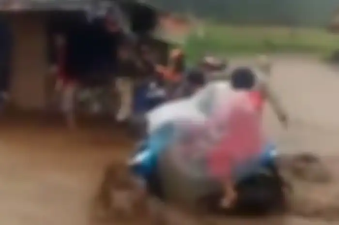 Yamaha Mio terjebak banjir bandang di Bandung 