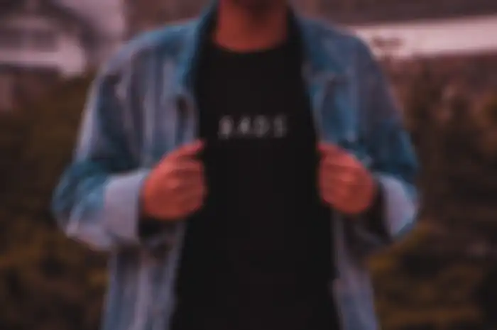 Biar Nggak Kalah Dari Dilan, Ini 5 Tips Pakai Jaket Jeans Untuk Cowok 