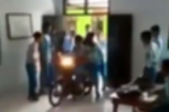 Siswa sekolahan wheelie di dalam kelas