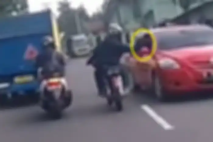 Kasus pemukulan kaca spion mobil oleh pemotor sering terjadi di jalan raya.