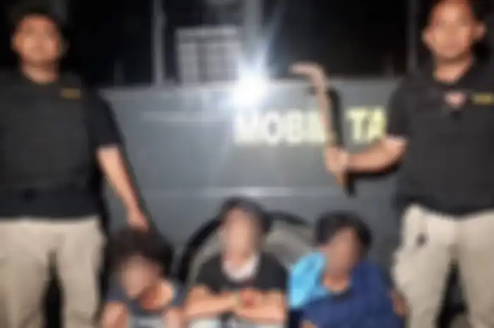 Tiga orang pelaku begal yang membawa sajam diringkus tim Rajawali