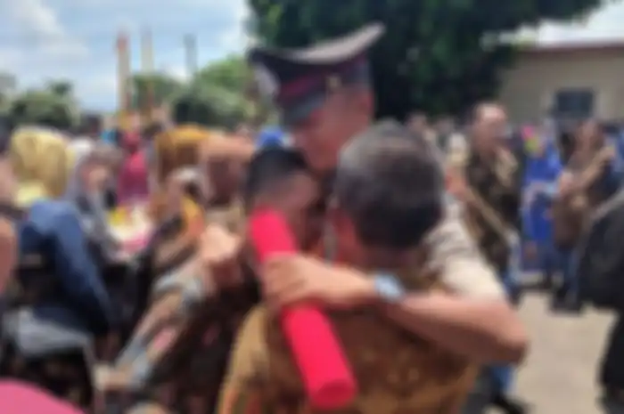 Sang Ayah Hanya Tukang Ojek Namun Anaknya Berhasil Jadi Lulusan Terbaik Sekolah Polisi Negara