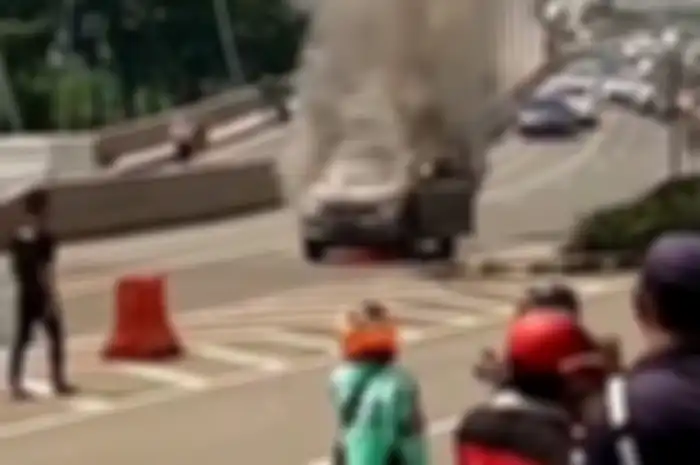 Mobil pengiring jenazah terbakar di Sumarecon, Bekasi pada Senin (4/3/2019).