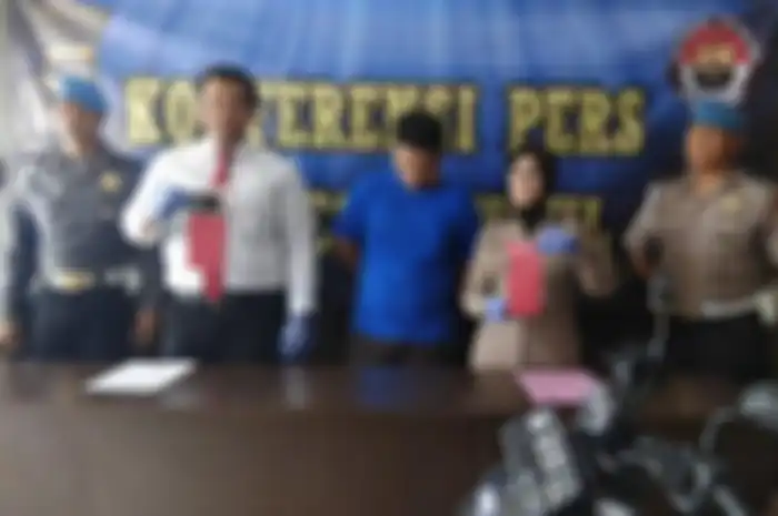 Kasat Reskrim polres Bantul AKP Rudy Prabowo didampingi Kasubag Humas polres Bantul AKP Sulistyaningsih menunjukkan pelaku dan barang bukti kejahatan di Mapolres Bantul, Rabu (6/3/2019) 