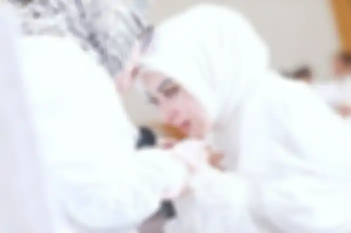 Syahrini tampil anggun dalam balutan hijab serba putih mengenakan makeup flawless yang natural saat moment sungkeman dan pengajian di Jepang